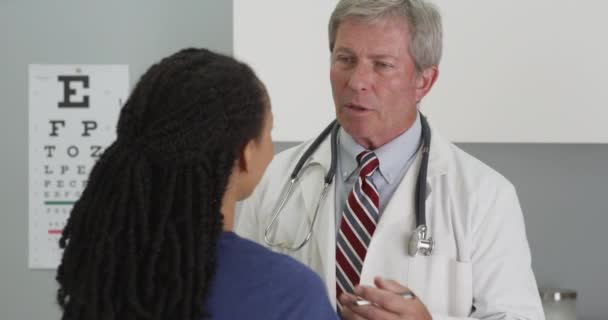 Erfahrener Oberarzt Hört Patientin Und Macht Notizen — Stockvideo