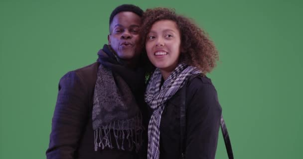Joven Hombre Mujer Negro Explorar Pantalla Verde Pantalla Verde Para — Vídeos de Stock
