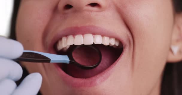 Mulher Hispânica Dentista — Vídeo de Stock