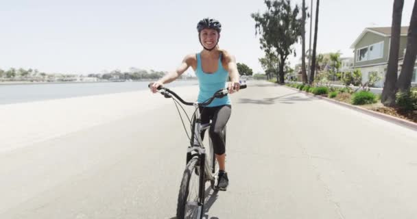 Jeune Femme Souriant Vélo Équitation — Video