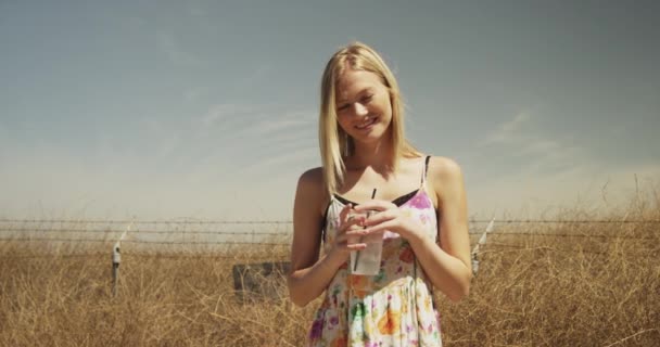 Dışarıda Kameraya Gülümseyen Sevimli Bir Kadın — Stok video
