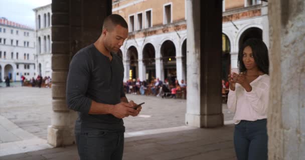 Junger Schwarzer Mann Sucht Seine Attraktive Freundin Venedig Herauszufinden Sie — Stockvideo