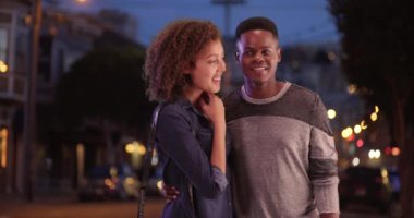 Genç siyah çift San Francisco sokaklarında bir şeye hayran. Milenyum Afrikalı Amerikalı erkek ve kadın şehir caddesinde bir şey gördü. 4k.