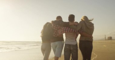 Grup arkadaşıyla birlikte sahil yürüyüş