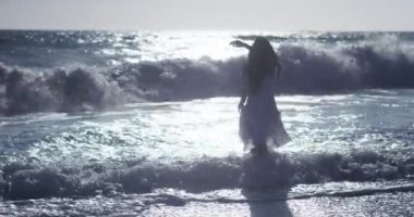 Sahilde oynayan İspanyol kadın.