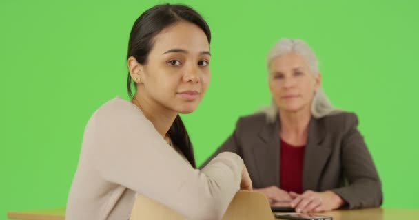 Une Femme Affaires Latina Millénaire Regarde Caméra Assise Une Table — Video