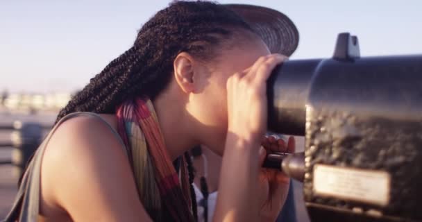 Rıhtımda Teleskopu Paylaşan Iki Siyah Kadın — Stok video