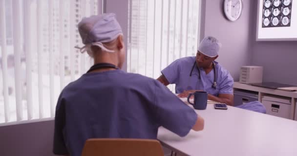 Équipe Médecins Faisant Paperasse Leur Bureau — Video