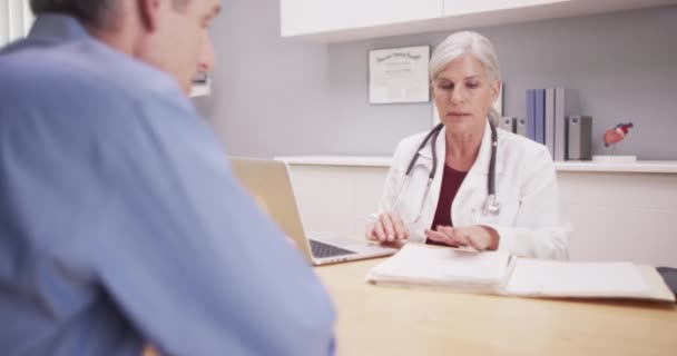 Schöne Reife Arzt Beratung Mit Patient — Stockvideo