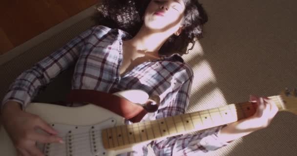 Joven Mujer Musical Tumbada Suelo Tocando Guitarra — Vídeos de Stock