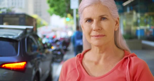 Une Femme Âgée Tient Sur Coin Rue San Francisco Une — Video