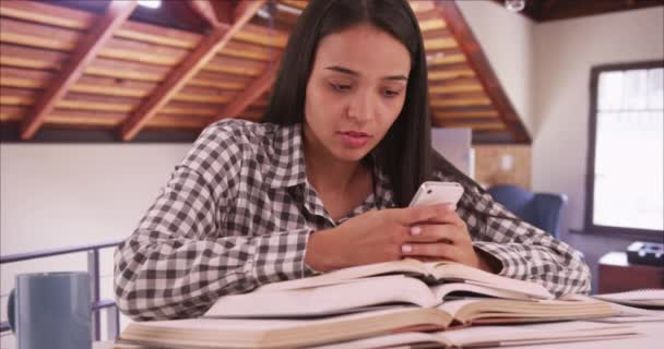 Mexikanerin Nutzt Smartphone Für Hausaufgabenhilfe — Stockvideo