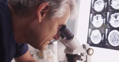 Akıllı orta yaşlı doktor miscrope arıyorum