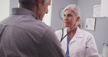 Doktor stetoskop ile hastanın kalp hızı için dinleme