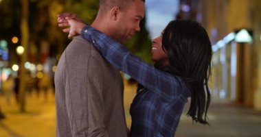 Paris 'teki Şanzelize' de birbirini seven siyahi erkek ve kadın. Çekici genç Afro-Amerikalı kadın Paris, Fransa sokaklarında erkek arkadaşıyla samimi bir anı paylaşıyor. 4k