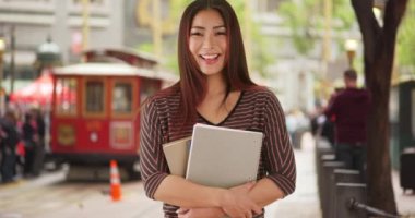 Kameraya gülümseyen Japon üniversite öğrencisi