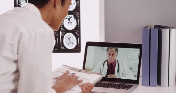 年轻女医生与其他医生进行视频交谈 — 图库视频影像