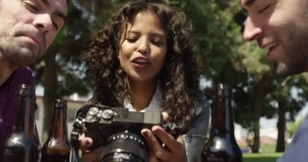 Группа Молодых Друзей Просматривает Фотографии Камер Кафе — стоковое видео