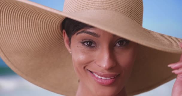 Femme Noire Avec Grand Chapeau Soleil Regardant Caméra Souriant Gros — Video