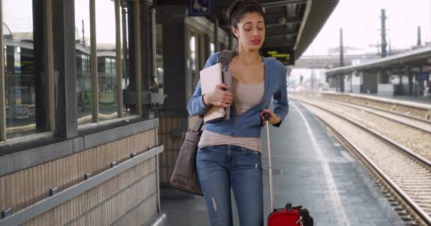 Mooie Spaanse Vrouw Met Koffer Wacht Het Station Jonge Reiziger — Stockvideo