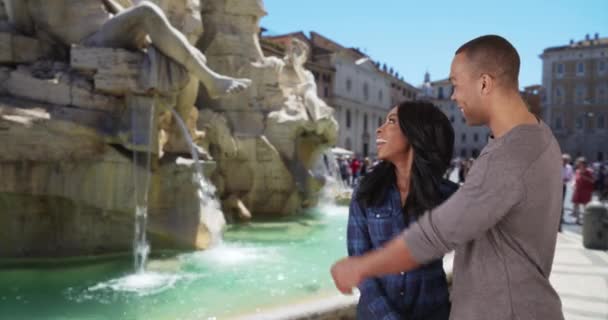 남녀가 이탈리아 외경심을 가지고 주위를 둘러본다 아프리카 미국인 커플은 로마의 — 비디오