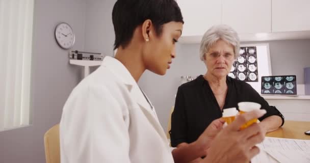 Volwassen Vrouw Die Medicijnen Recept Krijgt — Stockvideo
