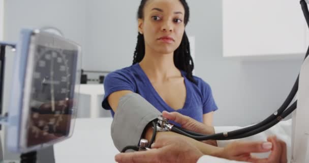 Mulher Negra Assistindo Médico Sênior Verificar Sua Pressão Arterial — Vídeo de Stock