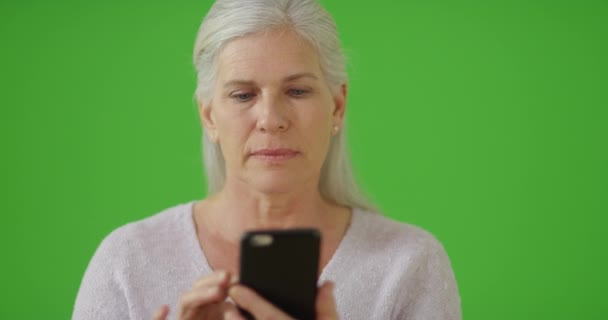Yeşil Ekranda Akıllı Telefonunu Kullanan Yaşlı Bir Kadın Anahtar Birleşik — Stok video