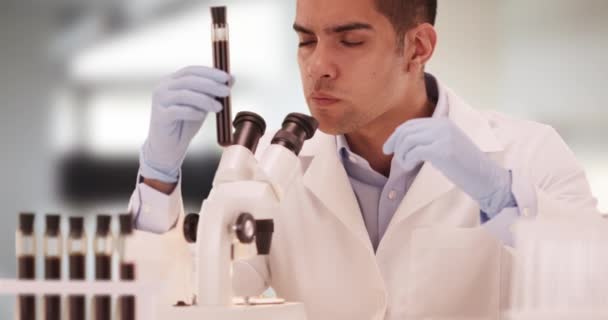 Científico Médico Hispano Milenario Laboratorio Mirando Través Del Microscopio Técnico — Vídeos de Stock
