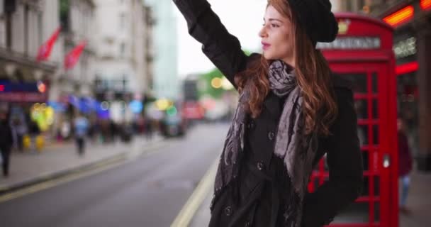 Atractiva Mujer Explorando Londres Inglaterra Pidiendo Taxi Afuera Calle Mujer — Vídeo de stock