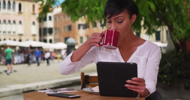 Une Femme Noire Moderne Boit Café Naviguant Sur Web Sur — Video