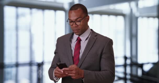Hombre Negocios Negro Guapo Revisando Mensajes Teléfono Lugar Trabajo Conseguido — Vídeo de stock