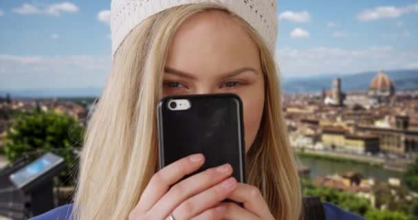 フィレンツェ イタリアでスマートフォンを使用して豪華なかわいい白人女性 フィレンツェの街並みの前に携帯電話を持つ若い女性 — ストック動画
