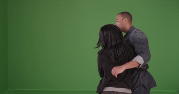 这对黑人夫妇在绿色的屏幕上散步时发现了一些美丽的东西 在绿色屏幕上键入或合成 — 图库视频影像