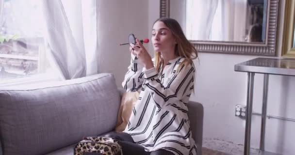 Krásná Hispánská Žena Dělá Make Oknem Kapesní Zrcadlo — Stock video