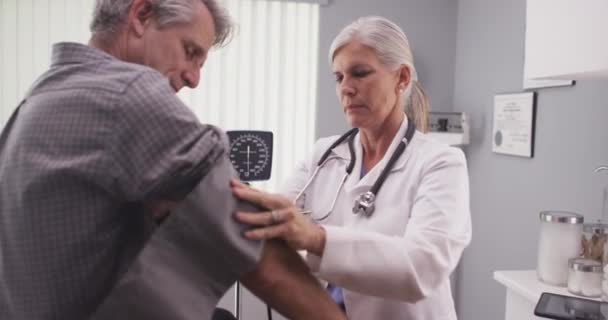中年患者の血圧をチェックする熟女看護師 — ストック動画