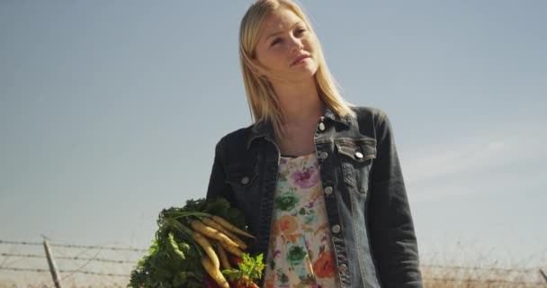 Молода Жінка Тримає Свіжоспечені Овочі — стокове відео