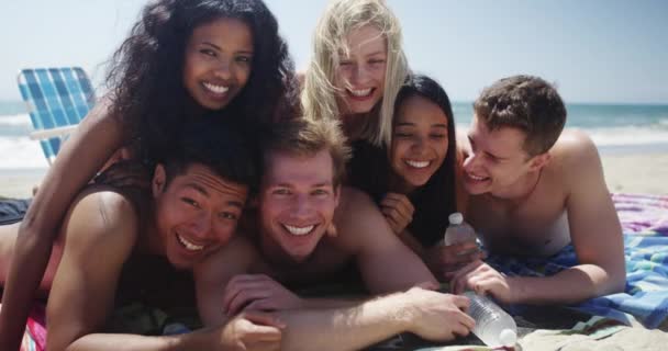 Retrato Grupo Jovens Amigos Multi Étnicos Sorrindo Para Câmera Praia — Vídeo de Stock