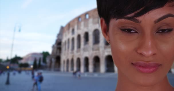 Дуже Красива Афро Американська Жінка Дивиться Камеру Пристрасно Перед Римським — стокове відео