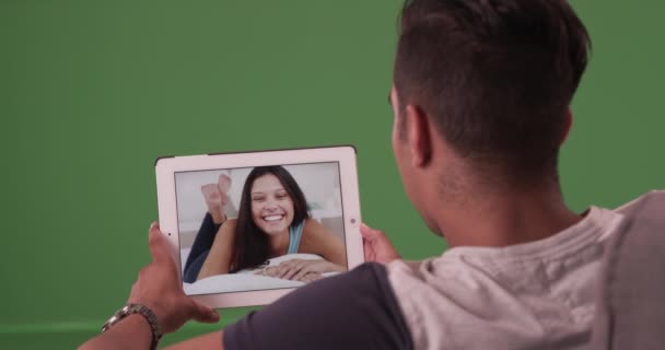 Millennial Hombre Chat Vídeo Tener Una Conversación Tiempo Real Con — Vídeos de Stock