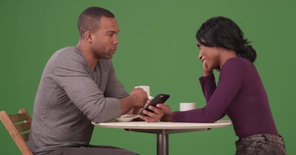 这对非洲裔美国夫妇在绿屏上喝咖啡 在智能手机上浏览互联网 在绿色屏幕上键入或合成 — 图库视频影像