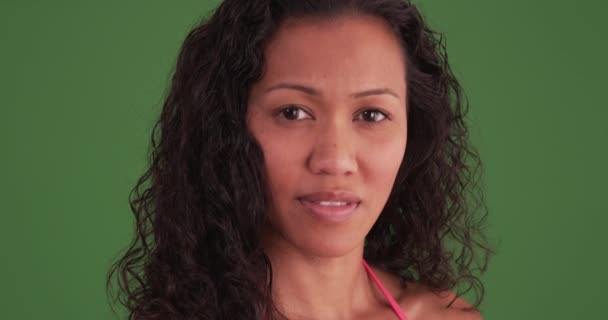 Portrét Smíšené Závodnice Stojící Plavkách Dívající Kameru Zelené Obrazovce Zelené — Stock video
