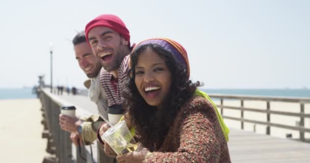 Grupo Três Amigos Étnicos Diversificados Sorrindo Rindo Câmera Uma Praia — Vídeo de Stock