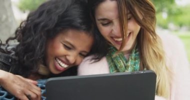 Dışarıda tabletle gülen mutlu kadınlar