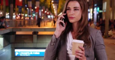 Kadın profesyonel, Paris 'te metrodan indikten sonra cep telefonuyla arama yapmış. Kahveli genç bayan Şanzelize 'ye geldikten sonra telefonla birini arıyor. 4k