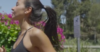 Parkta koşan Meksikalı kadın.