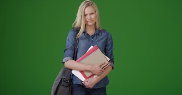 Krásná Mladá Studentka Stojící Zelené Obrazovce Zelené Obrazovce Která Být — Stock video