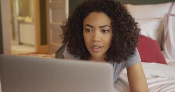 Siyah Kadın Evde Dizüstü Bilgisayarda Internette Geziniyor — Stok video