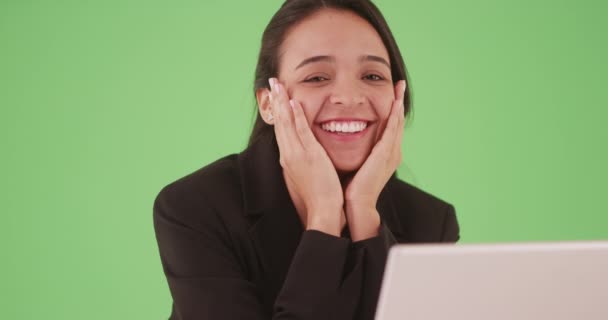 Feliz Animado Mulher Negócios Hispânica Sentado Mesa Greenscreen Para Compor — Vídeo de Stock