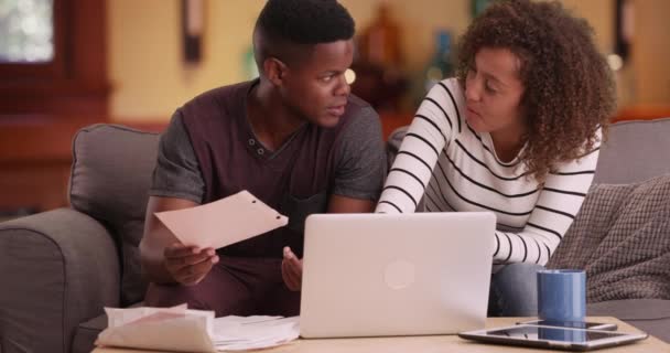 Para Millennial Planuje Emeryturę Laptopie Afroamerykanie Płacą Rachunki — Wideo stockowe